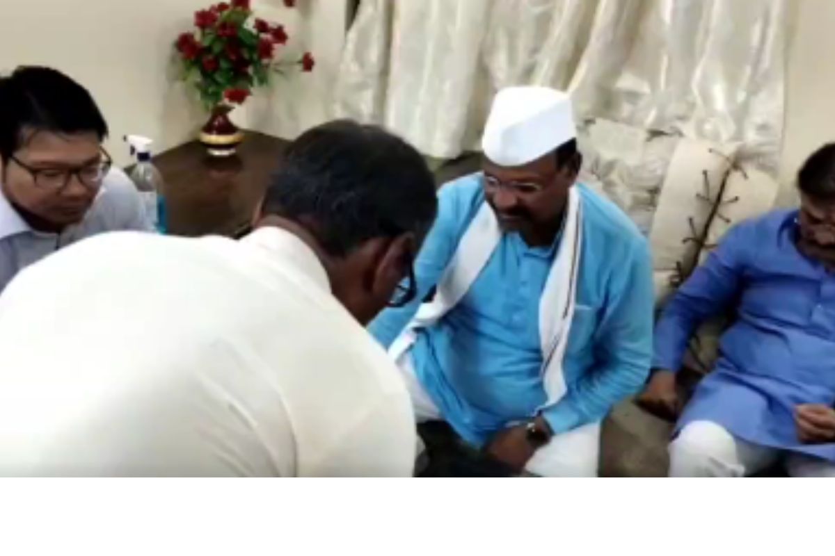 Video : अतिवृष्टीच्या पाहणीदरम्यान कृषी मंत्री अब्दुल सत्तारांची 'दारू पे चर्चा', थेट अधिकाऱ्यांना विचारलं, घेता का?