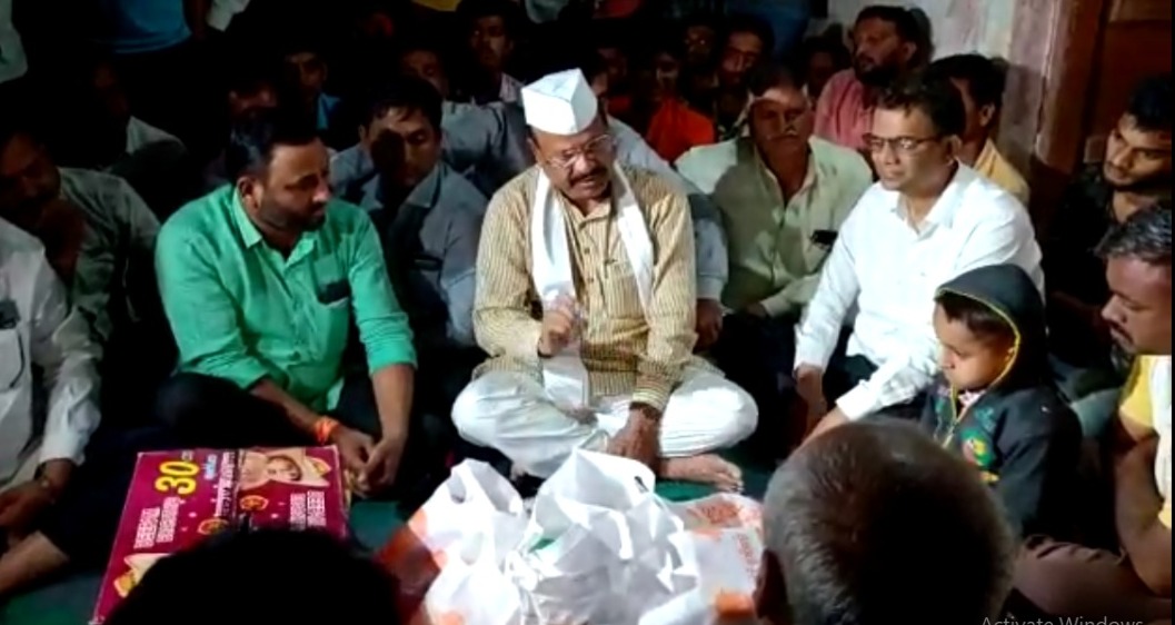 Abdul Sattar : उद्धव ठाकरे येण्याआधीच अब्दुल सत्तार मध्यरात्रीच पोहोचले शेताच्या बांधावर!