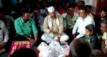 उद्धव ठाकरे येण्याआधीच अब्दुल सत्तार मध्यरात्रीच पोहोचले शेताच्या बांधावर! उद्धव ठाकरे येण्याआधीच अब्दुल सत्तार मध्यरात्रीच पोहोचले शेताच्या बांधावर!