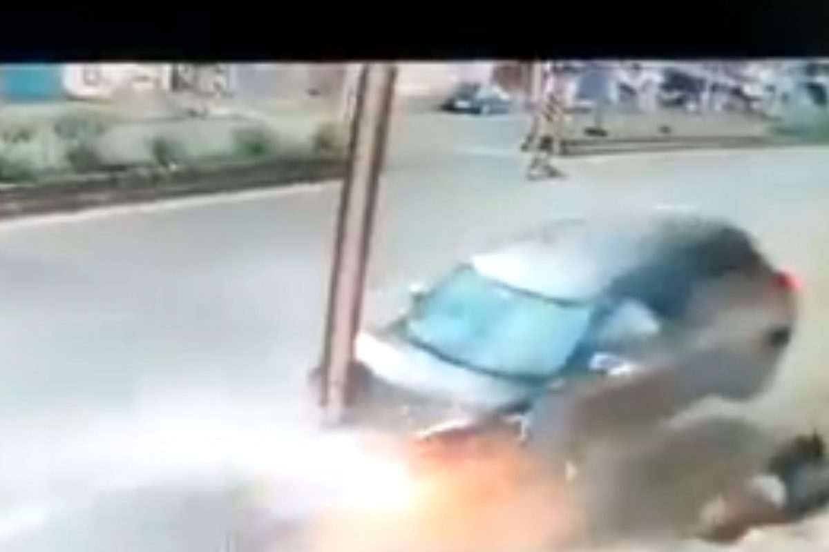 घराबाहेर उभ्या असलेल्या बहिणींसमोर भावाला उडवलं; कार अपघाताचा थरारक Video