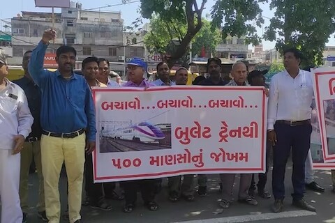 शाहीबाग गिरधरनगर भागातील निलमबाग सोसायटीतील रहिवासी बुलेट ट्रेन प्रकल्पाच्या कामकाजावर नाराज आहेत. 