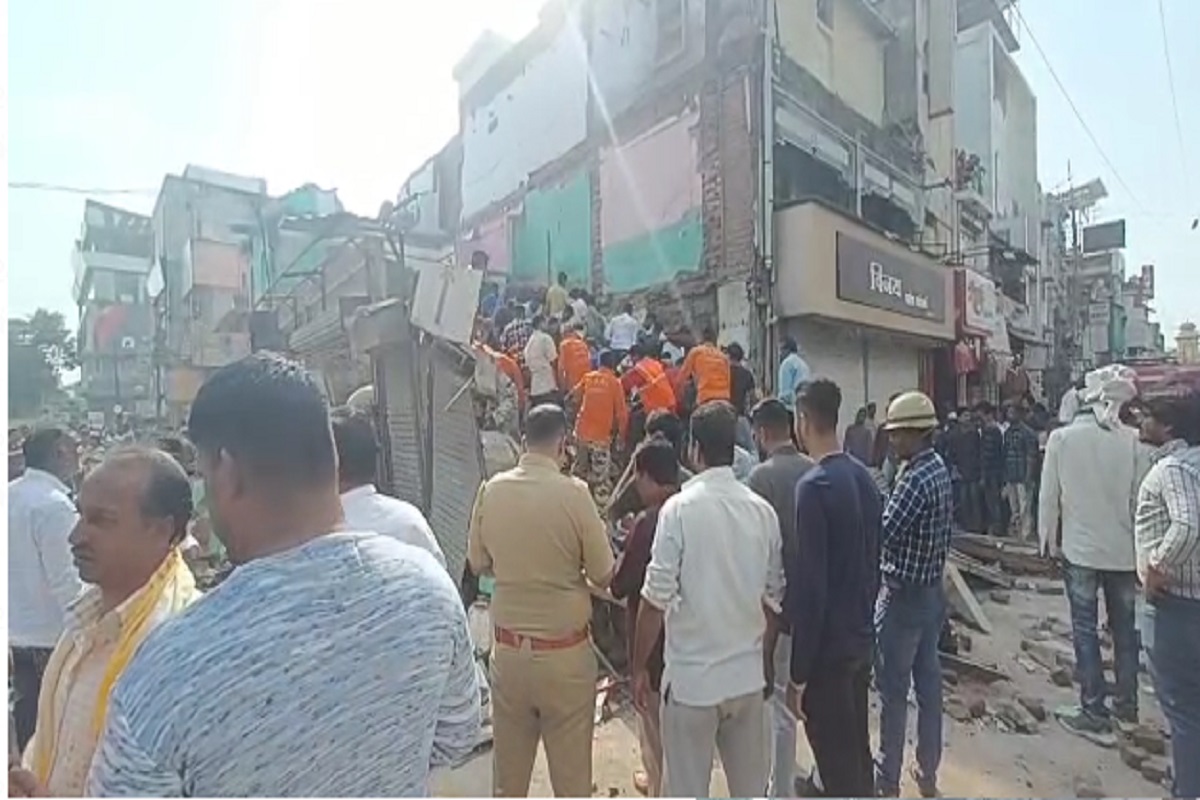 अमरावती शहरातील प्रभाग चौकात राजदीप बॅगचे दुकान कोसळले आहे. दुकानाच्या ढिगाराखाली तीन ते चार लोक दबल्याची माहिती समोर आली आहे