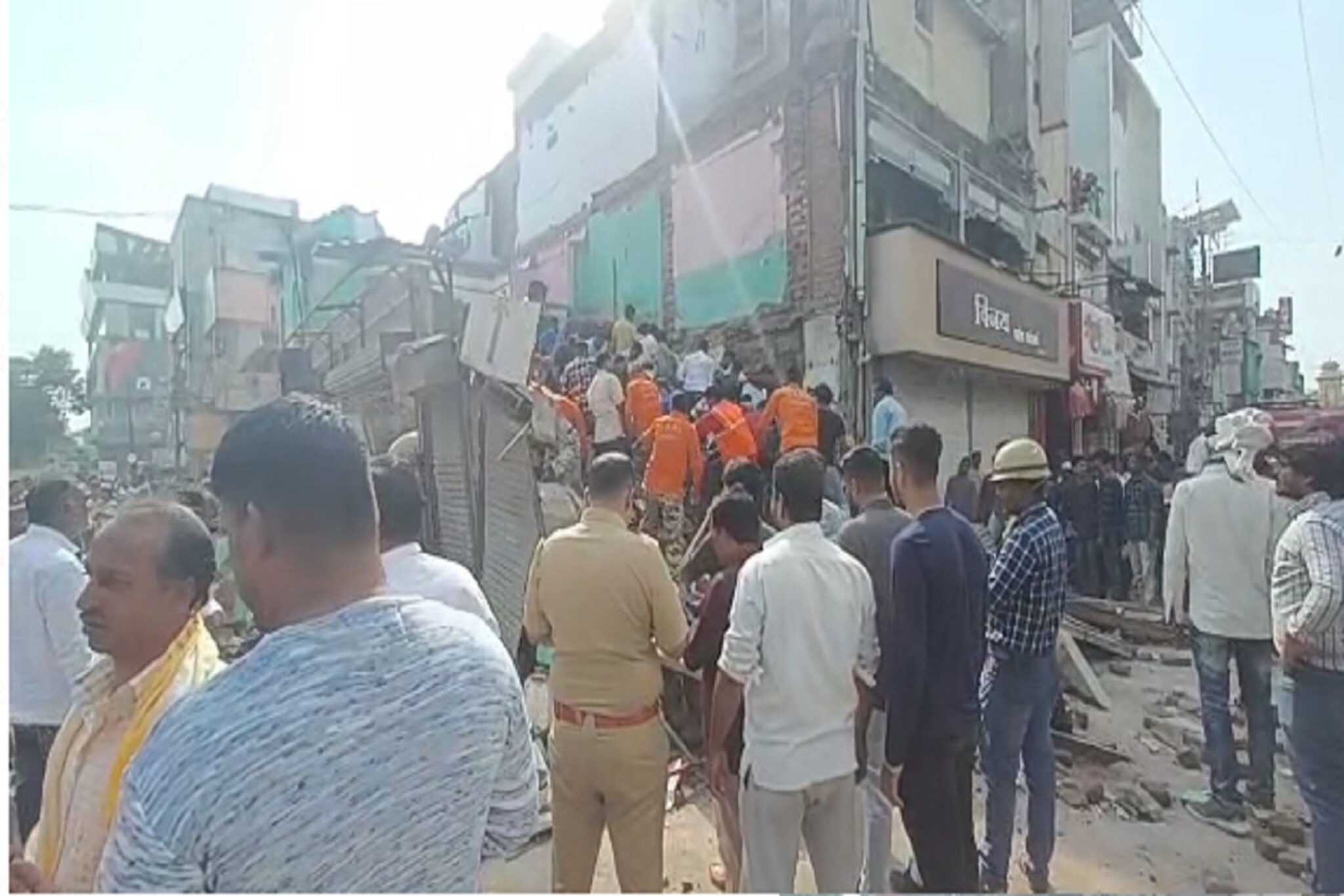 अमरावतीमध्ये दुकान कोसळलं, ढिगाराखाली 2 ते 3 जण अडकल्याची शक्यता