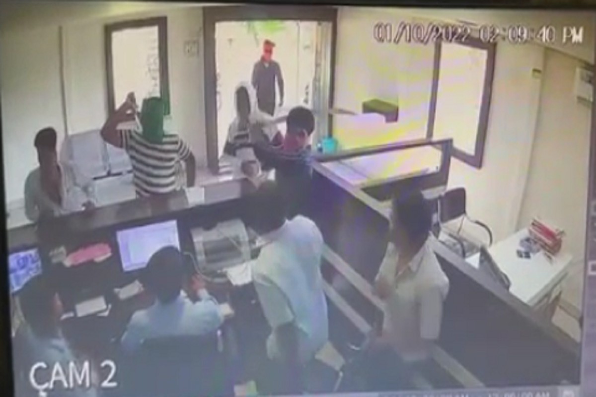 नांदेडमधील बँकेत सशस्त्र दरोडा