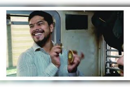 सोशल मीडियावर व्हायरल झालेला लोकलमधील भजन गायक कोण आहे? पाहा Video