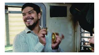 सोशल मीडियावर व्हायरल झालेला लोकलमधील भजन गायक कोण आहे? पाहा Video