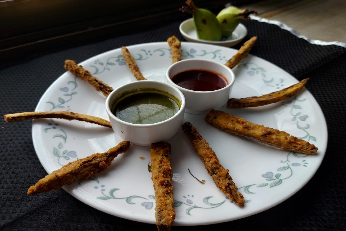 उपवासासाठी 'या' पद्धतीनं बनवा केळीची कुरकुरीत भजी, खाताच सर्व थकवा होईल दूर! Video