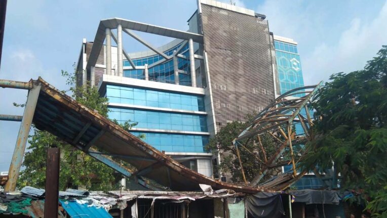 Bandra Railway Station : 700 कोटींचा चुराडा, थेट झोपड्यांवर कोसळला स्कायवॉक, मुंबईतली घटना