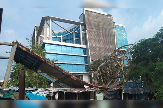 Bandra Railway Station : 700 कोटींचा चुराडा, थेट झोपड्यांवर कोसळला स्कायवॉक, मुंबईतली घटना