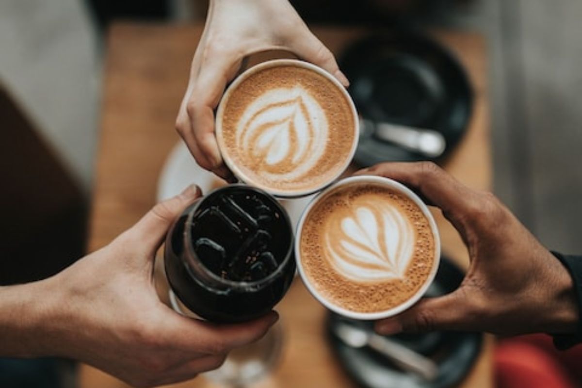 दररोज तीच Coffee पिऊन कंटाळलात; फक्त मिसळा हे 2 पदार्थ, चवीसह फायदेही होतील डबल