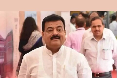 सिंधुदुर्ग जिल्ह्यातील कुडाळमधील शिवसेनेच्या मोर्चात चिथावणीखोर वक्तव्ये केल्याप्रकरणी भास्कर जाधव यांना नोटीस बजावण्यात आली आहे. 