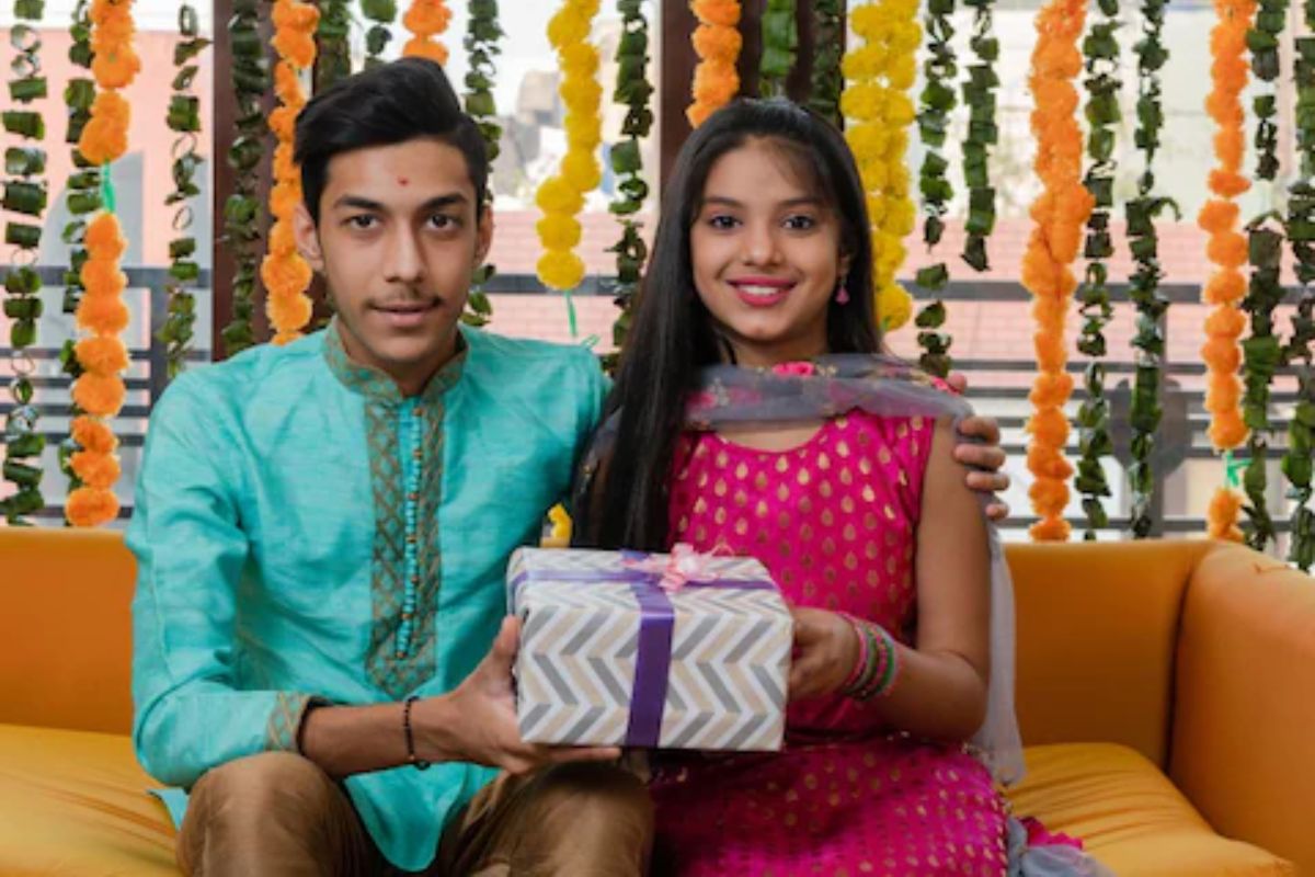 Bhaubeej 2022 : तुमचे भाऊ-बहीण ही भाऊबीज आयुष्यात कधीच विसरणार नाही; द्या असं हे अनमोल गिफ्ट