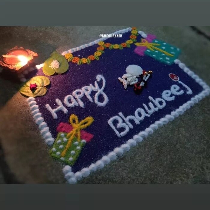 या दिवशी सुंदर पट्टभीवती सुंदर रांगोळी काढली जाते. त्यानंतर बहीण भावाचं औक्षण करून त्याला दीर्घायुष्य लाभो अशी प्रार्थना करते. (Photo Credit : rangoli_by_nam)