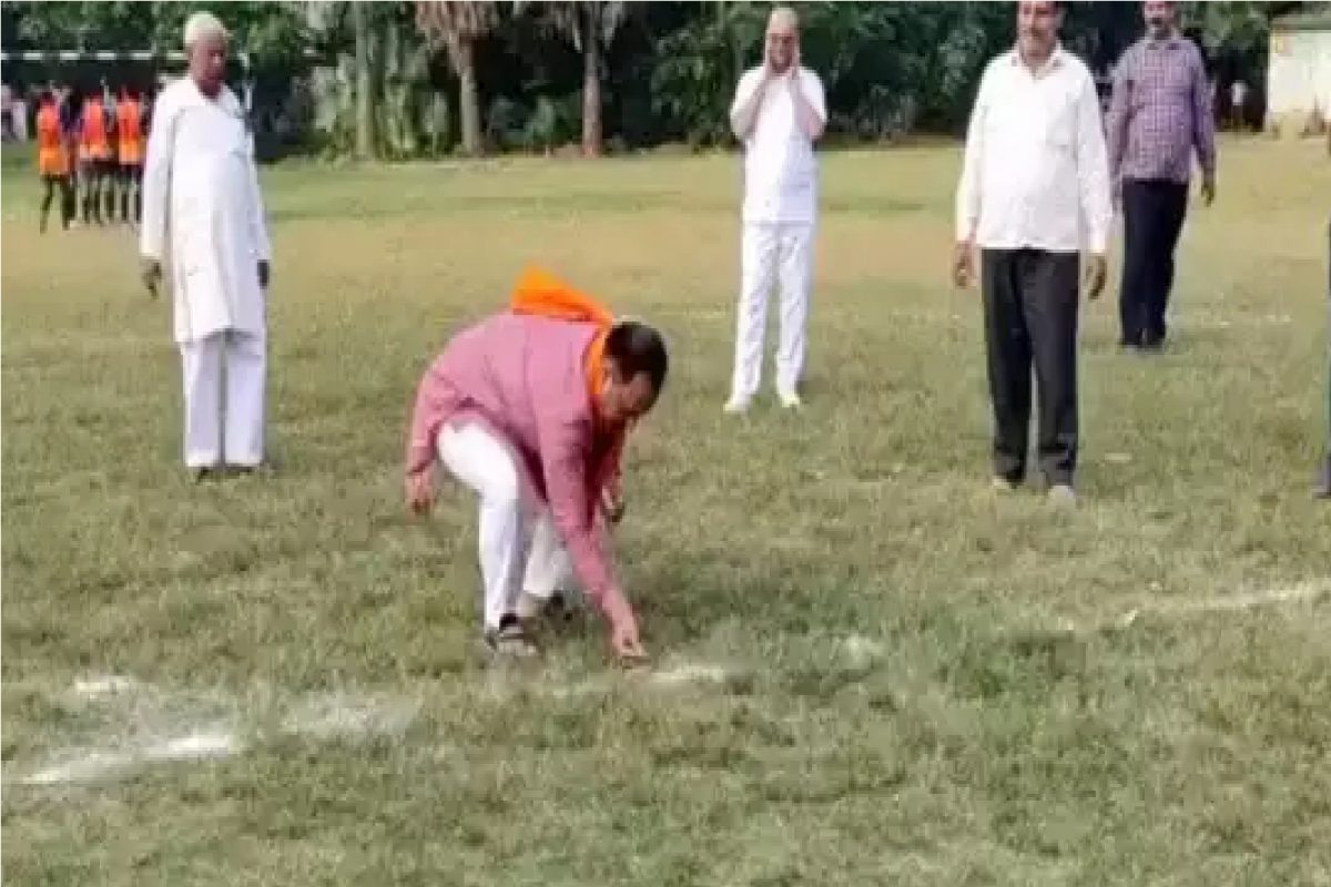 फटाका पेटवताना भाजप नेते विनय सिंह.