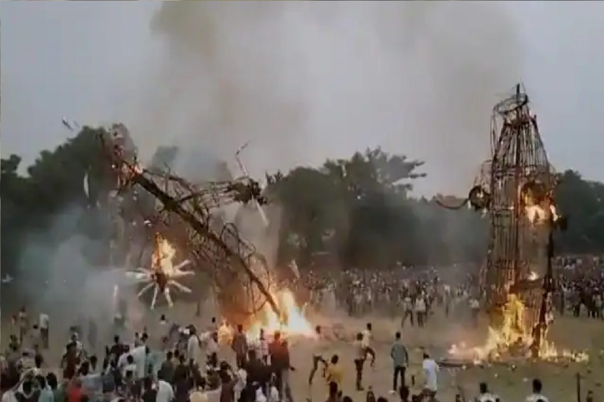 जळालेला रावणाचा पुतळा लोकांवर कोसळला.