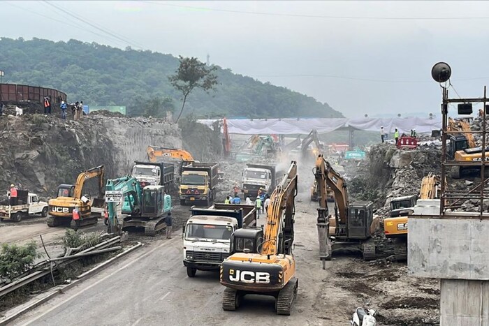पुणेकरांची कोंडी करणारा चांदणी चौकातला पूल अखेर जमीनदोस्त झाला आहे. पहाटेच्या सुमारास स्फोटकांच्या साह्याने अवघ्या 5 सेकंदामध्ये पूल पाडण्यात आला आहे. 