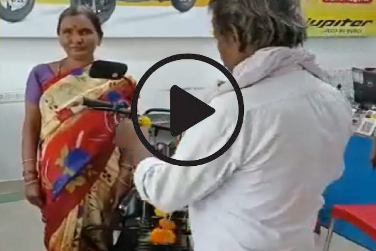 बाईक घेणारं सामान्य कपल चर्चेत.