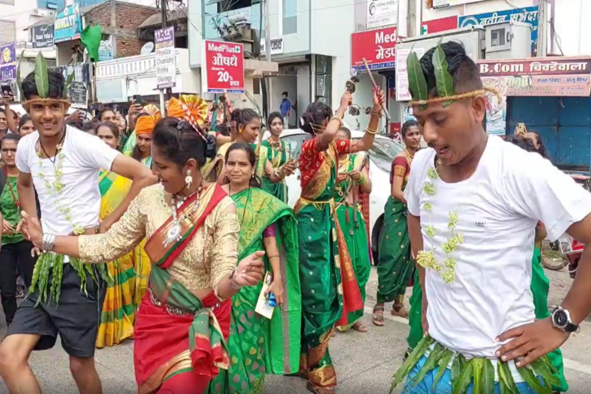 ढोल ताशांच्या गजरात आणि पारंपारिक नृत्यासह विद्यार्थ्यांनी केला जागर, पाहा Video