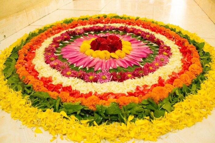 फुलांनी घर सजावल्याने घर सुंदरही दिसेल आणि घरामध्ये एक छान सुगंधही दरवळेल. ताज्या फुलासोबतच तुम्ही कृत्रिम फुलांची मदत घेऊ शकता. या फुलांचा तुम्ही पुन्हा वापर करू शकाल.