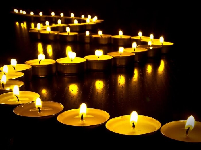 दिवाळीला दिव्यांचे महत्व असते. घर उजळून टाकण्यासाठी दिव्यांचा वापर उत्तम ठरू शकते. यामुळे तुमचे संपूर्ण घर तर उजळून निघेलच, पण घराची सजावटही खूप चमकेल. (Image - Canva)