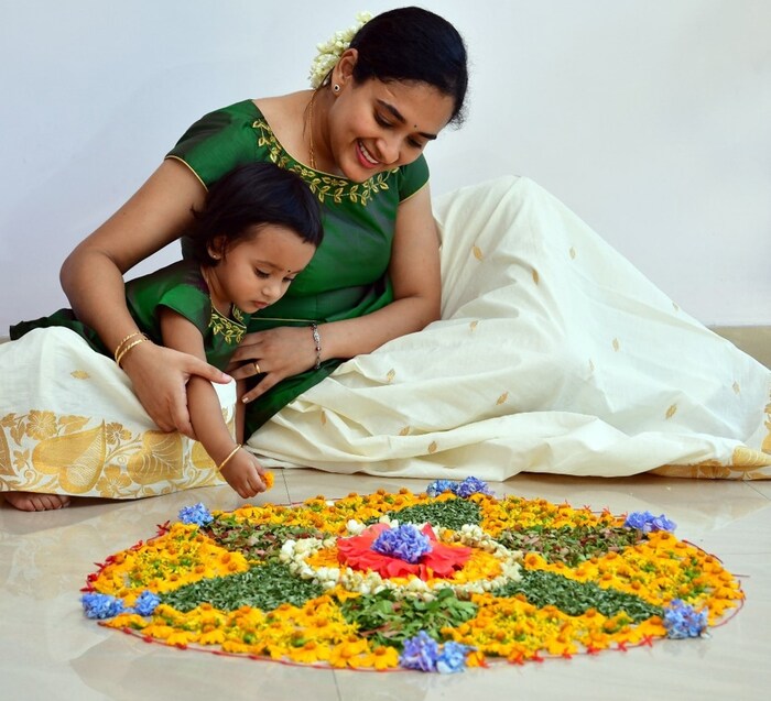 दिवाळीत लोक घराला रंग देतात. मात्र रंग न देता फक्त साफसफाई करून आणि सजावट करून तुम्ही घर आकर्षक बनवू शकतात. तेही अगदी कमीत कमी वस्तूंमध्ये.