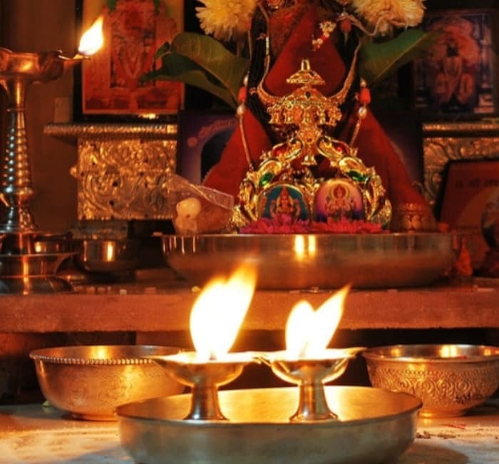 5. सुख, समृद्धी आणि संपत्तीसाठी विष्णू मंत्र : सुख आणि समृद्धीसाठी गुरुवारी विष्णूच्या मंत्राचा जप करावा. या मंत्राचा जप केल्यानं भगवान विष्णूची कृपा भक्तांवर कायम राहते. ओम भूरिदा भूरि देहिनो, मा दभ्रं भूर्या भर। भूरि घेदिन्द्र दित्ससि।ओम भूरिदा त्यसि श्रुत: पुरूत्रा शूर वृत्रहन्। आ नो भजस्व राधसि।