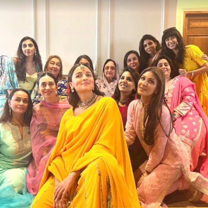 पिवळ्या ड्रेसमध्ये संपूर्ण फॅमिलीबरोबर वेळ घालवत असताना आलियाचा प्रेग्नंसी ग्लो दिसून आला. बेबी शॉवरचा कार्यक्रम सगळ्यांनी धुम धडाक्यात साजरा केला. 