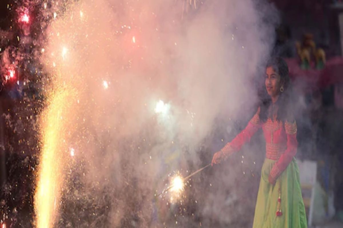 Eco-Friendly Diwali : ग्रीन फटाक्यांमध्ये असं असतं तरी काय ज्यामुळे कमी होतं प्रदूषण?