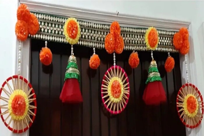 सर्वात आधी घराच्या मुख्य प्रवेशद्वारावर तोरण लावा. यासाठी तुम्ही ताज्या फुलांचं किंवा आर्टिफिशिअर तोरणही लावू शकता.