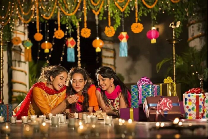 सहसा दसऱ्यानंतर लगेच दिवाळीची तयारीही बहुतेक घरांमध्ये सुरू होते. या दरम्यान अनेक लोक घराची साफसफाई आणि घर सजवण्याच्या धडपडीत व्यस्त होतात. 