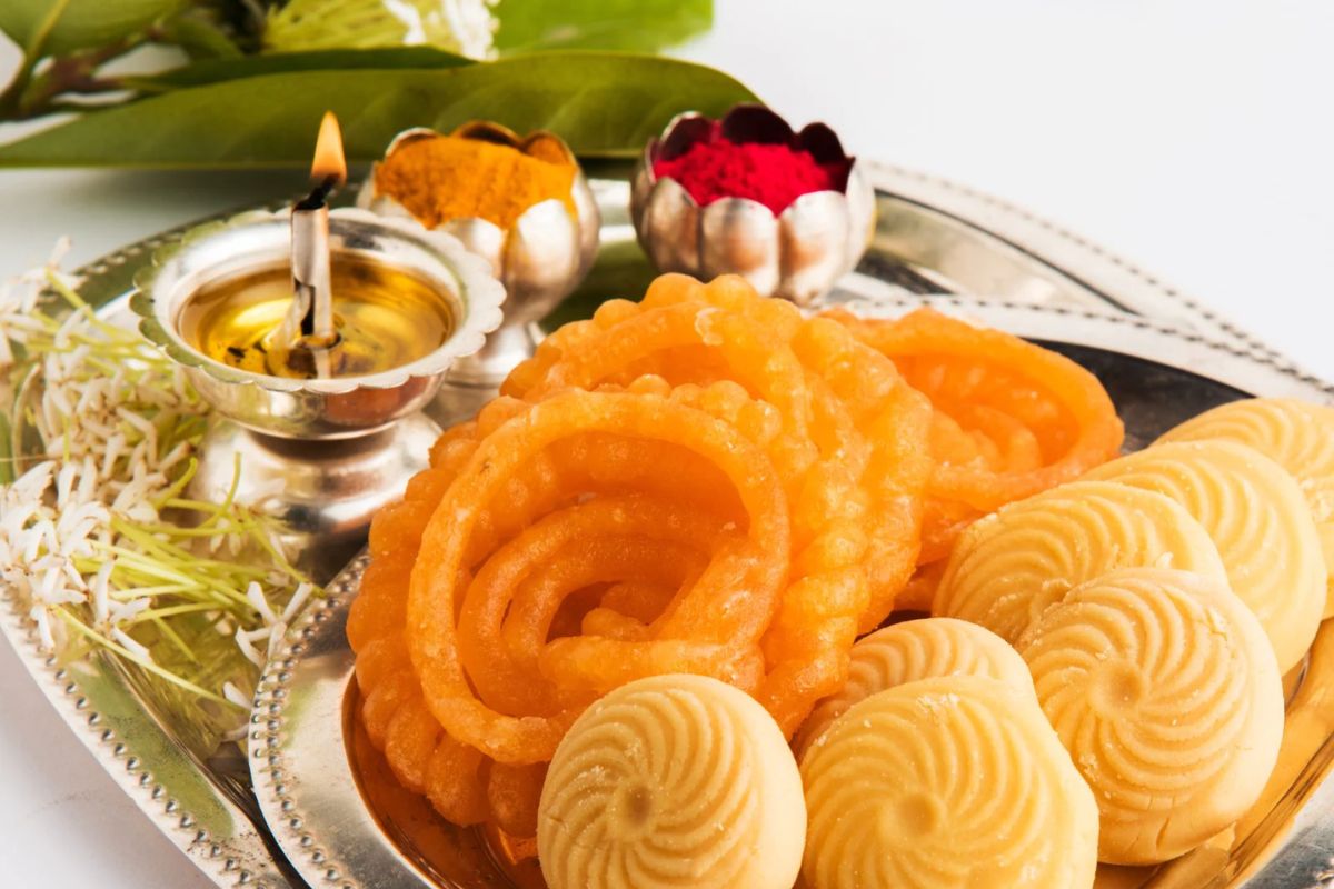 Diwali 2022 : झटपट दिवाळीचा फराळही होईल आणि सणाला तुमचा वेळही वाचेल, फक्त करा ही पूर्वतयारी