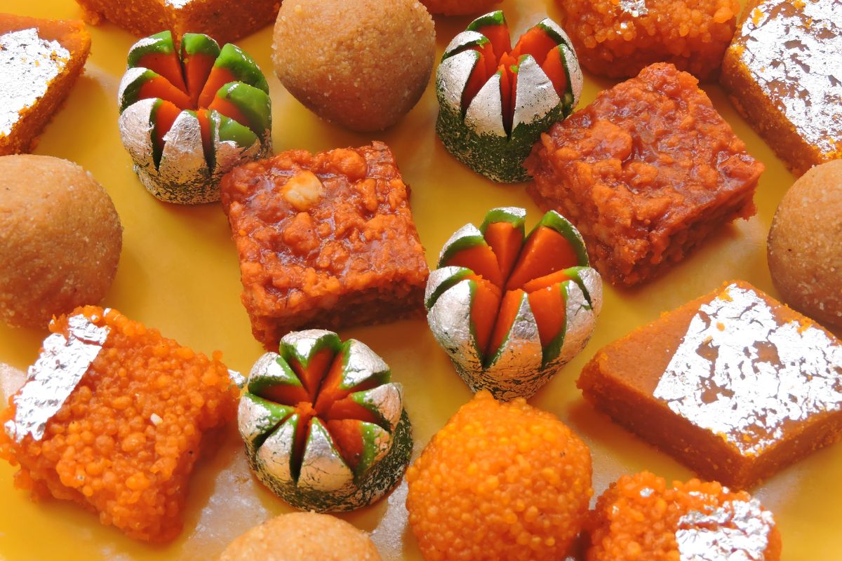 Diwali 2022 : मिठाई कितीही खाल्ली तरी काही फरक पडणार नाही; फक्त खाण्याची पद्धत बदला