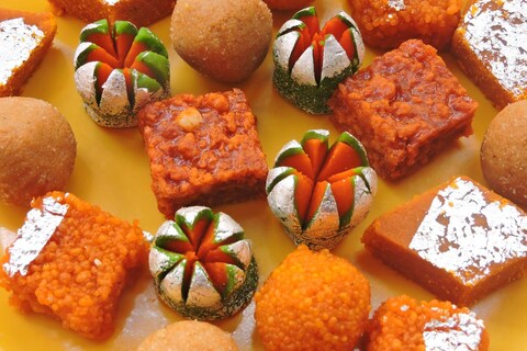 दिवाळीला आपण आपल्या घरी खातोच पण इतरांच्या घरीही गोड पदार्थांचा आस्वाद घेतो. तुम्ही या पद्धतीने मिठाई खाल्ल्यास तुमची तब्येतही व्यवस्थित राहील आणि तुम्ही सणाचा पुरेपूर आनंदही घेऊ शकाल.