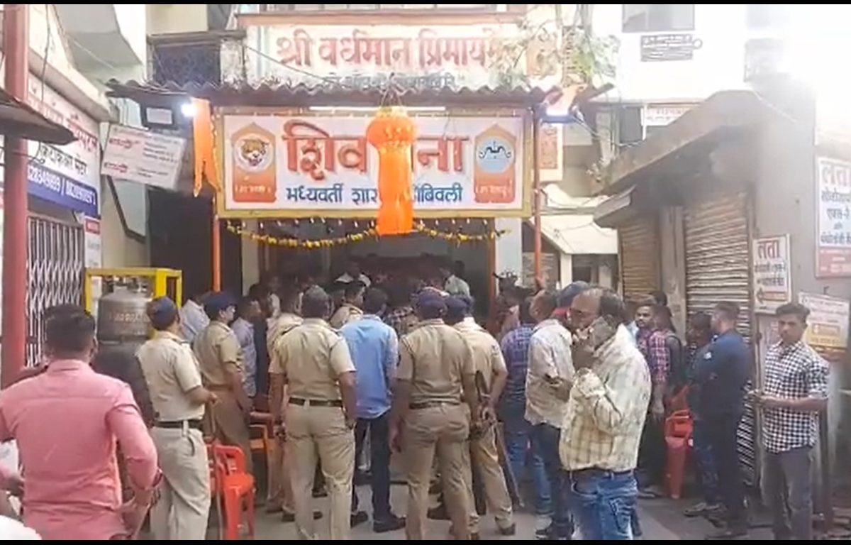 Shiv Sena Dombivali : ठाकरे आणि शिंदे गटात जोरदार राडा, शाखा ताब्यात घेण्यावरून वाद घटनेचा LIVE VIDEO
