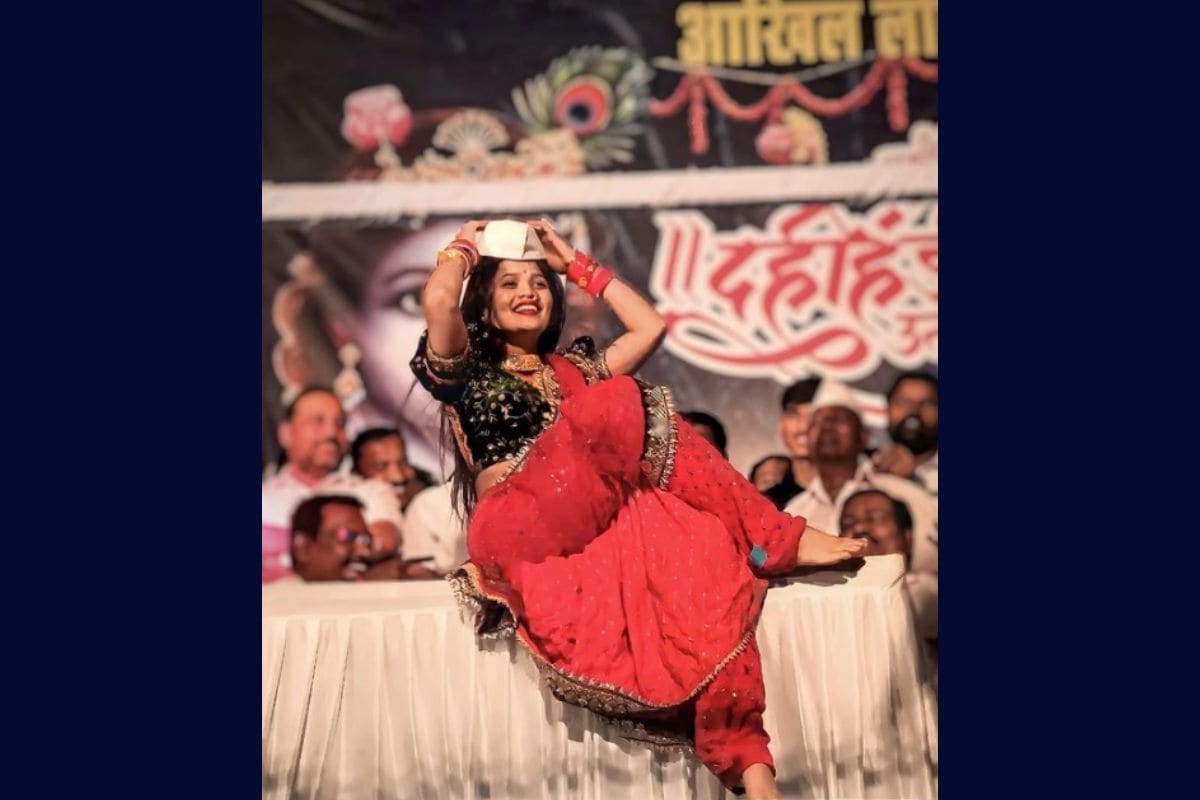 सोशल मीडियावर सध्या एका तरुणीचा व्हिडीओ जोरदार व्हायरल होत आहे. ही लावणी डान्सर गौतमी पाटील आहे तरी कोण? जिच्या डान्सने सोशल मीडियाचं तापमान वाढवलं आहे. असा प्रश्न अनेकांना पडला आहे. अनेक युजर्सला तिचा डान्स, तिचे हातवारे हे सगळं अश्लिल वाटत असलं, तरी देखील एक असा वर्ग देखील आहे. जे गौतमीचे चाहाते आहेत. एवढंच काय तर इतर लोकांनाही तिच्याबद्दल जाणून घेण्यात खूपच रस आहे.