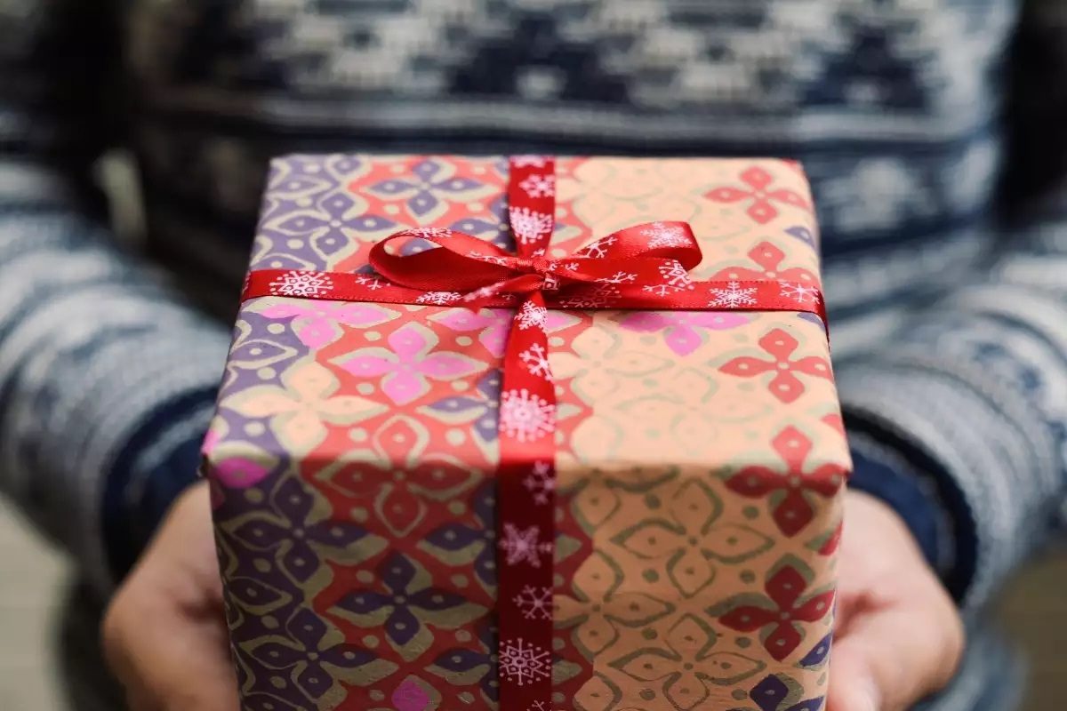 तुमच्या बहिणीला तिच्या राशीनुसार ही द्या सुंदर गिफ्ट, भाऊबीज बनवा खास