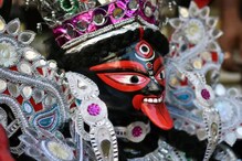 Vastu Tips : देवघरात कधीच ठेऊ नये या देवी-देवतांचे फोटो, पाहा काय आहे कारण... Vastu Tips : देवघरात कधीच ठेऊ नये या देवी-देवतांचे फोटो, पाहा काय आहे कारण...
