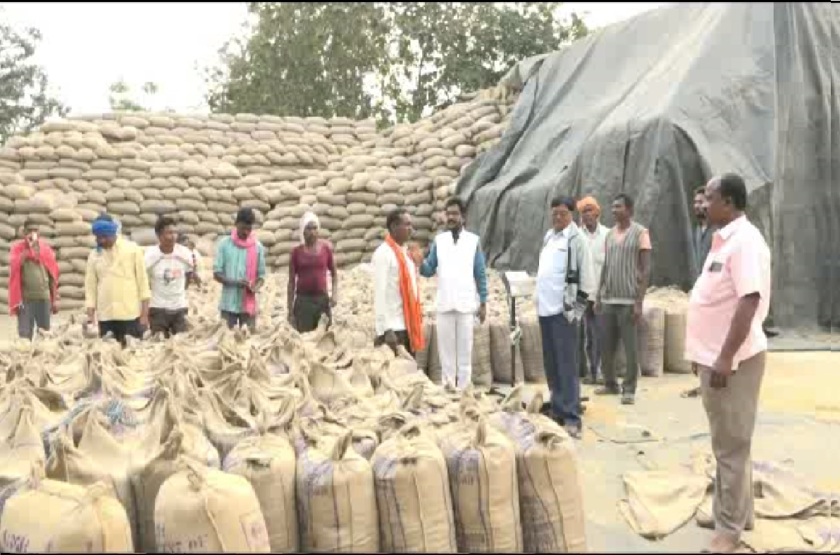 शासनाची फसवणूक केल्याचे स्पष्ट झाल्याने त्यांच्यावर महामंडळाच्या तक्रारीवरून गुन्हा दाखल करण्यात आला आहे.