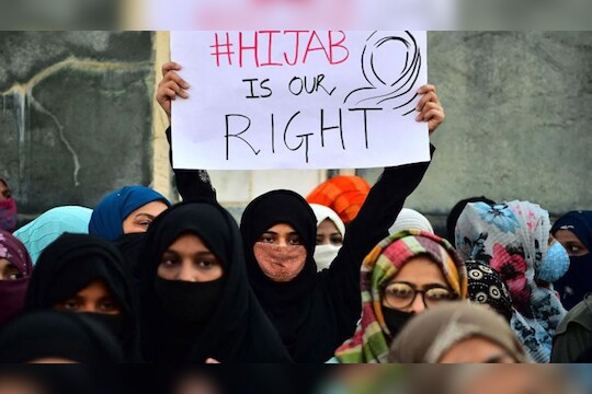 Hijab Ban : हिजाब प्रकरणावर सुप्रीम कोर्टाच्या वकिलांची मते भिन्न, काय दिला निकाल जाणून घ्या