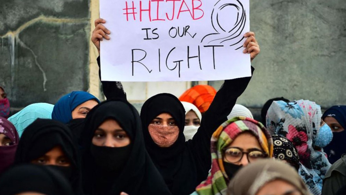 परीक्षेला हिजाब घालून बसण्याची परवानगी द्या, विद्यार्थीनींची सर्वोच्च न्यायालयात धाव