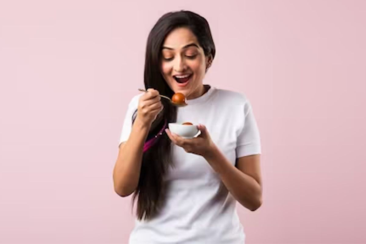 जेवणानंतर गोड खाल्ल्याने वाढतं वजन; तज्ज्ञांनी दिला कंट्रोल करण्याचा रामबाण उपाय