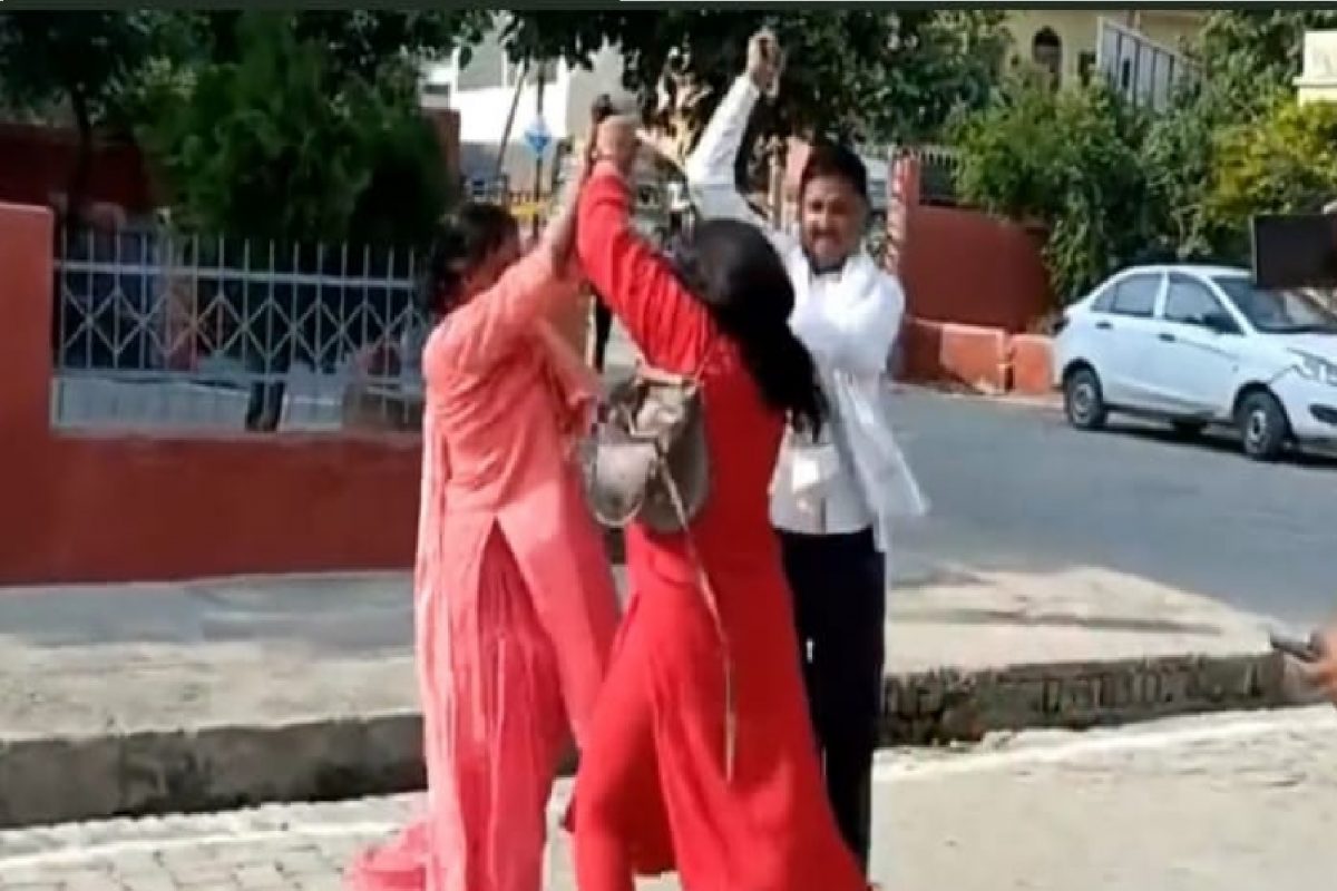 बायको-गर्लफ्रेंडच्या भांडणात नवऱ्याने मारला चान्स.