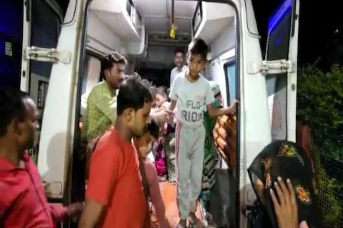 सरकारी शाळेत दरवाजा बंद करुन विद्यार्थ्यांना बळजबरीने टोचली लस, 50 मुलांची झाली अशी अवस्था