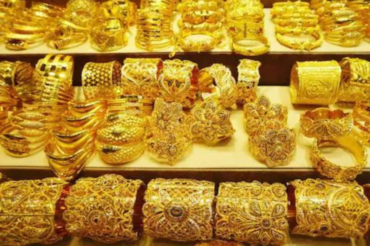 सणासुदीचे दिवस! आताच्या घडीला सोनं घ्यावं की नाही, सराफा बाजारातील रेट पाहा