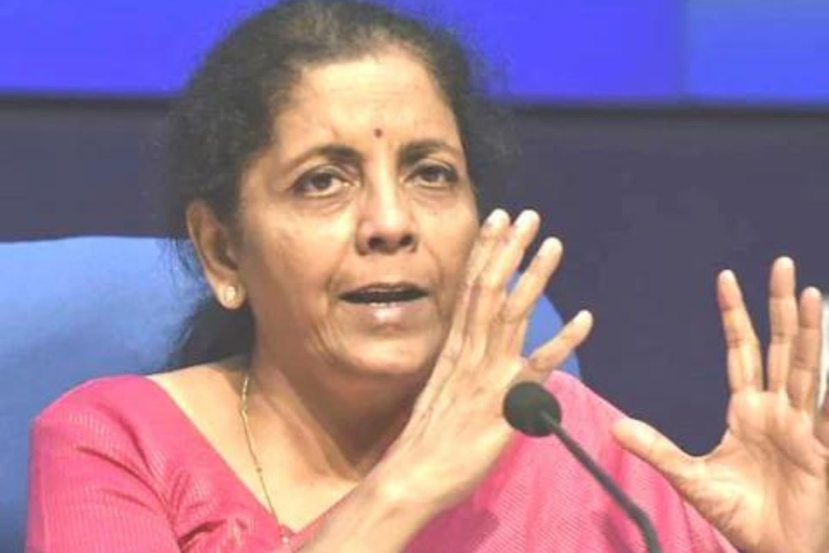 रुपयाची घसरण! अर्थमंत्री सीतारामन म्हणतायेत तो मजबूत होतोय? कारणंही सांगितलं