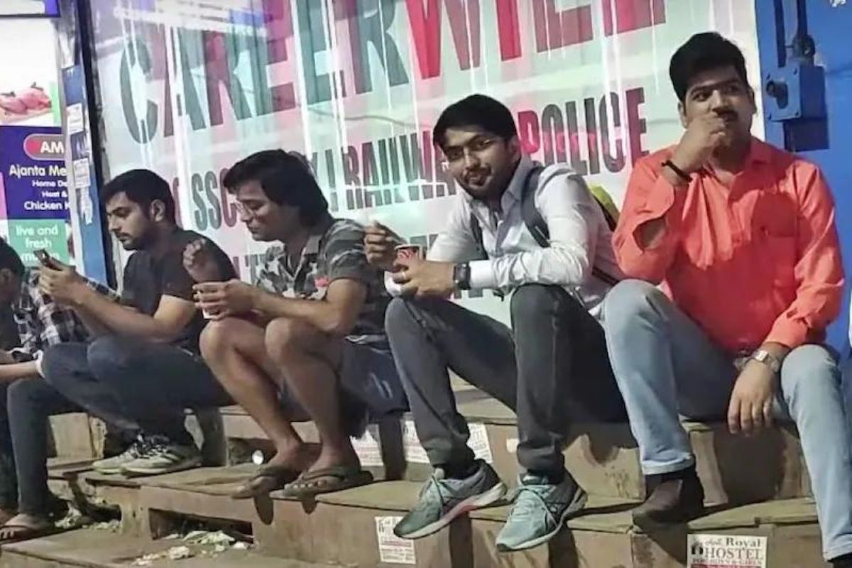 उजवीकडून पहिला तरुण प्रियकर (फोटो सोशल मीडिया)