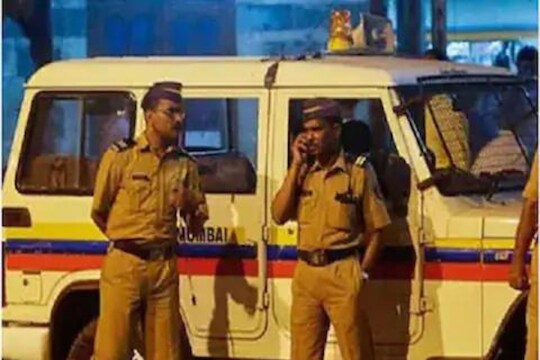 एकमेकांकडे पाहण्यावरुन झालं भांडण, मुंबईत तिघांचे तरुणासोबत भयानक कांड