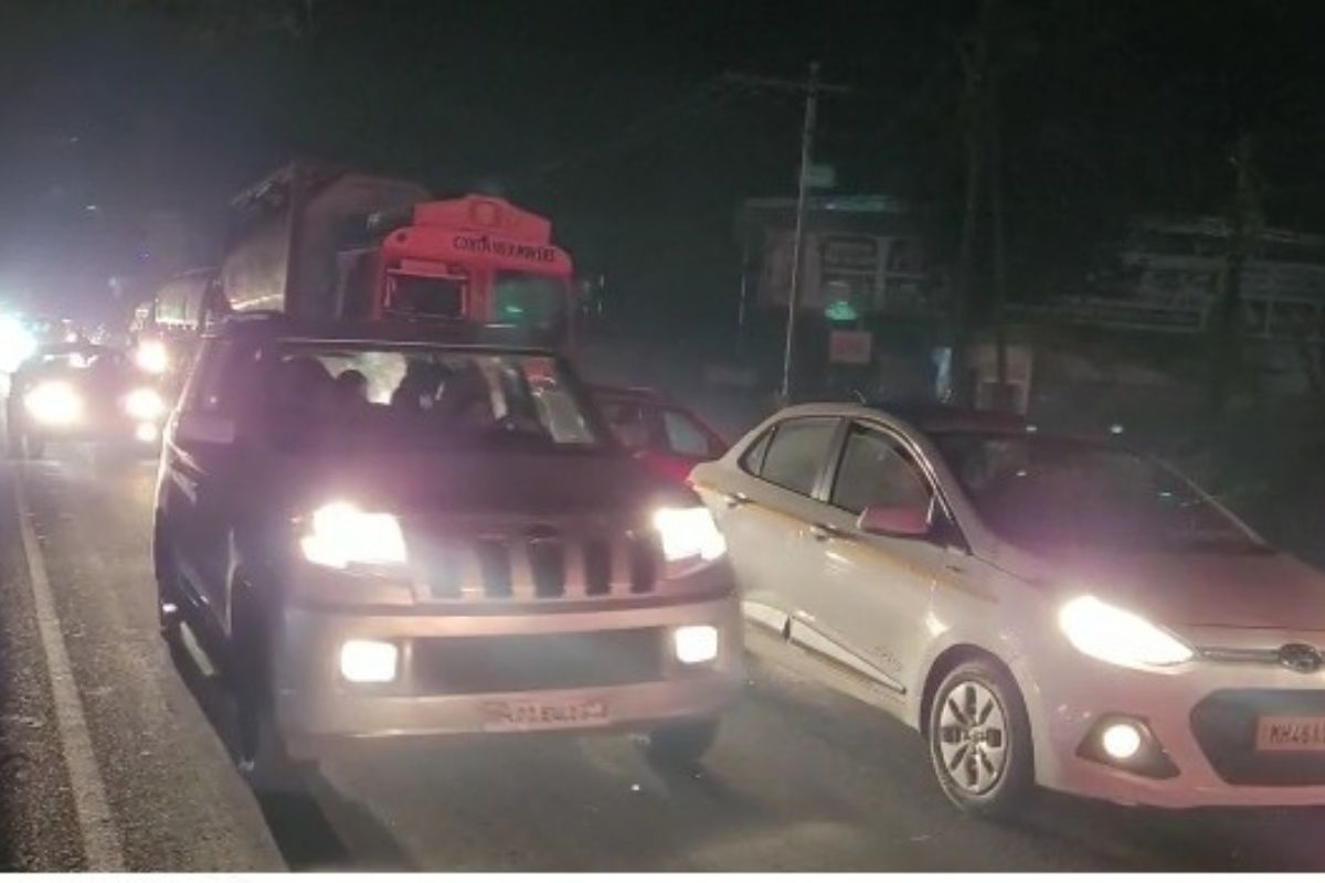 मुंबई-गोवा महामार्गावर मोठ्या प्रमाणात वाहतूक कोंडी, अडीच किमी लागली वाहनांची रांग