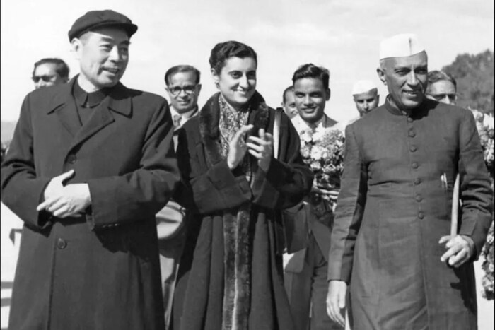 इंदिरा गांधी यांचा जन्म 19 नोव्हेंबर 1917 रोजी जवाहरलाल नेहरू यांच्या घरी झाला. राजकीय घराण्यातील इंदिराजींनाही मोठी राजकीय दूरदृष्टी होती. वयाच्या अवघ्या 11 व्या वर्षी इंदिराजींनी ब्रिटिश राजवटीविरुद्ध मुलांची वानर सेना स्थापन केली होती. 1938 मध्ये त्या भारतीय राष्ट्रीय काँग्रेसमध्ये औपचारिकपणे सामील झाल्या. जवाहरलाल नेहरू पंतप्रधान झाल्यावर इंदिरा गांधी त्यांच्यासोबत काम करू लागल्या.