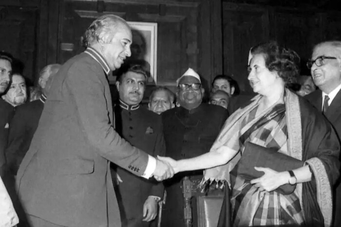 इंदिरा गांधी सत्तेत आल्यानंतर या महिलेला रोखणे अवघड आहे, हे लोकांना समजले. काँग्रेस सिंडिकेटने इंदिराजींना पदावरून हटवण्याची तयारी सुरू केली. पक्ष फोडून इंदिराजींनी हा खेळ त्यांच्यावरच उलटवला. त्यांचा हा निर्णय राजकारणाच्या काळातील सर्वात दबंग आणि हिटलरवादी निर्णय मानला गेला.